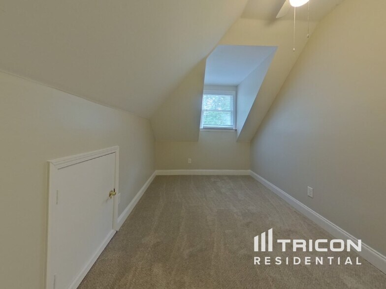 Building Photo - 6868 Glen Cove Ln