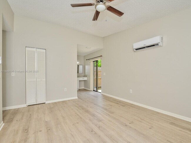 Building Photo - 16742 Royal Poinciana Dr