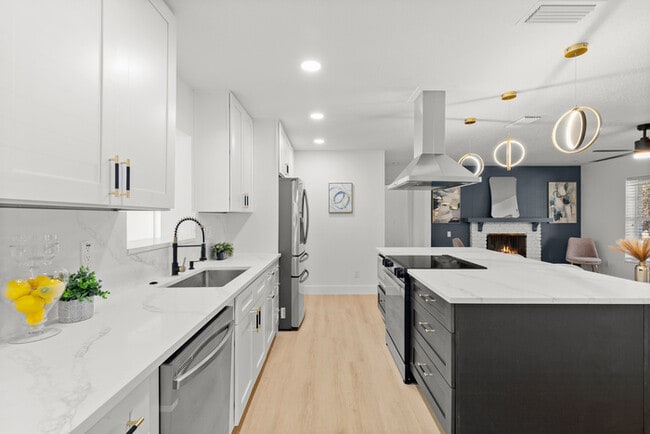 Building Photo - Newly Renovated Pool Home