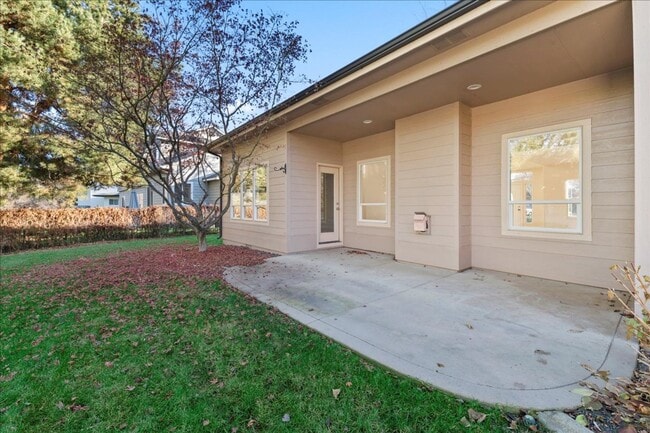 Building Photo - Quiet, Convenient, and Spacious 5 Bedroom 4 Bathroom Home