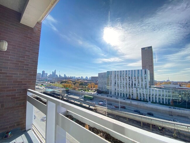 Building Photo - 933 W Van Buren St