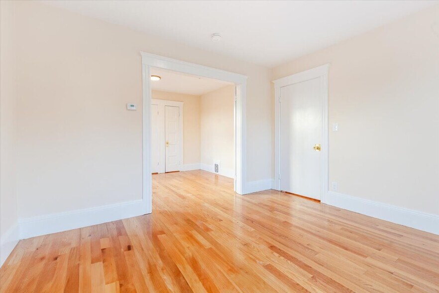 Building Photo - 52 Roslyn St