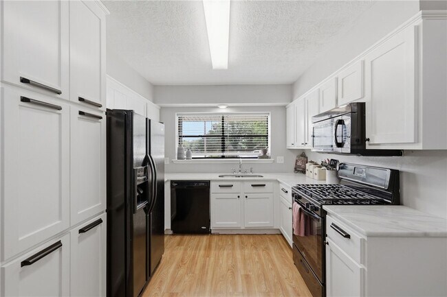 Building Photo - 3821 Brighton Dr