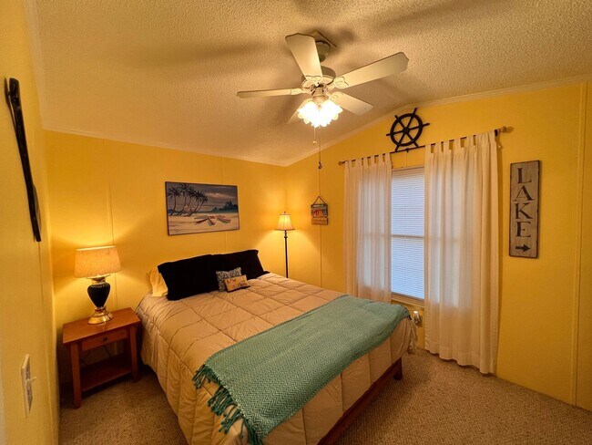 Building Photo - Recently renovated-3 bedroom/2 bathroom home-fully furnished-located in Tanglewood Subdivision