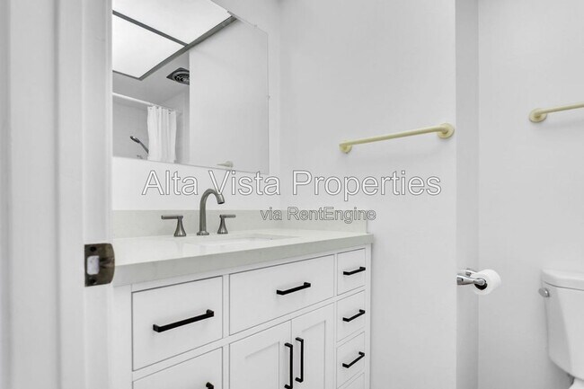 Building Photo - 5633 Scripps St