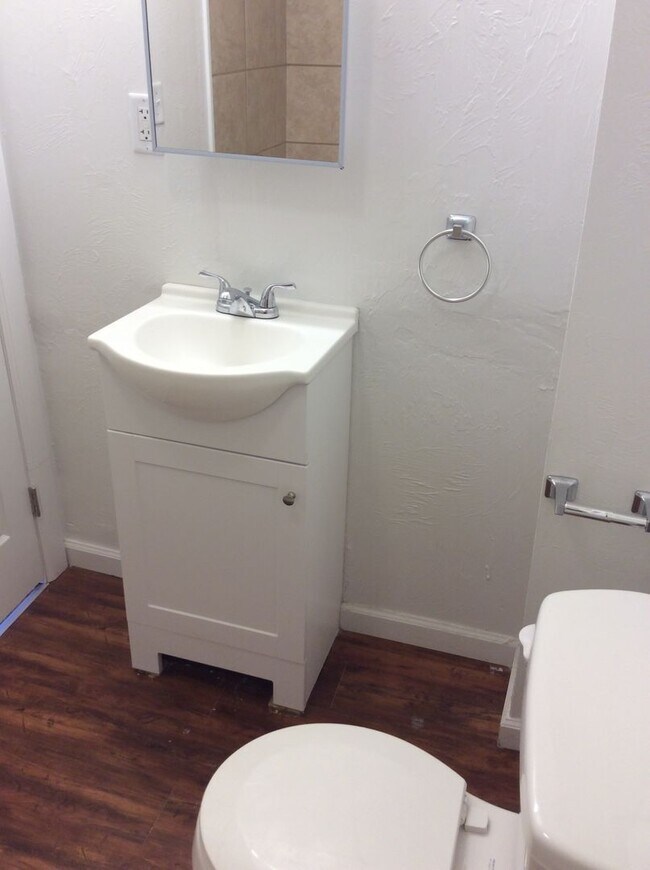 Building Photo - 2 Bedroom 1 Bath 2nd Floor Apartment in East End of York City