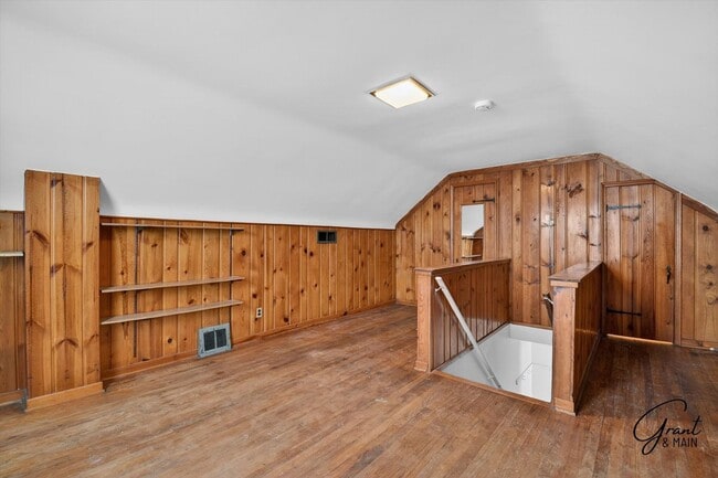 Building Photo - $1350 3 bedrooms