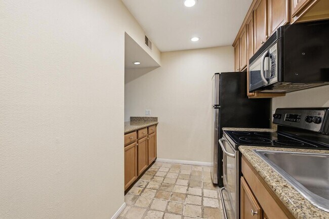 Building Photo - 536 Woodside Oaks