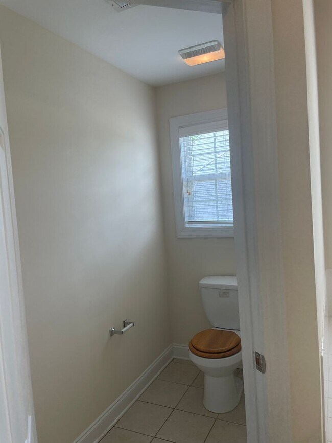Building Photo - Outstanding Five Bedroom Three Full Bathro...