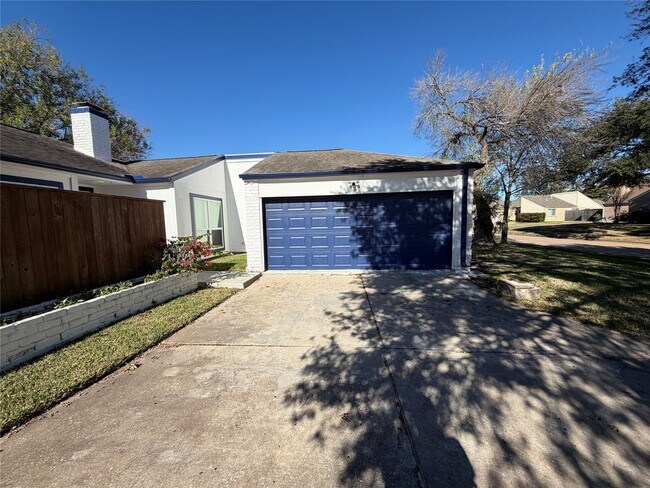 Building Photo - 2218 Round Lake Dr