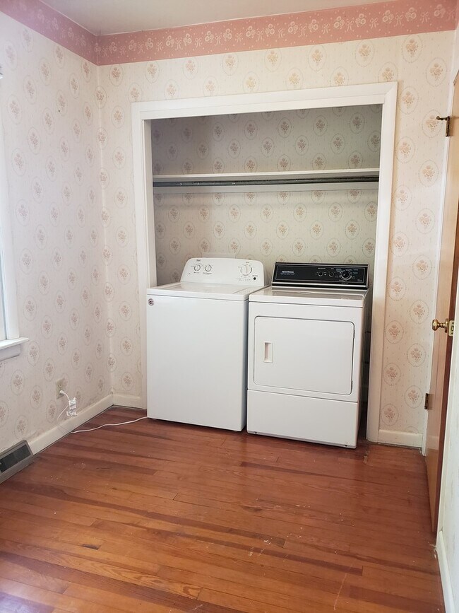 Building Photo - 3 bedroom, 2 bath Home: Available July 2026!