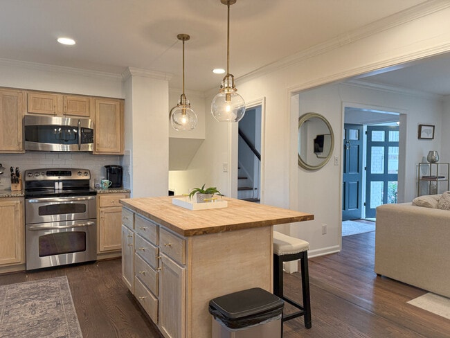 Building Photo - 7601 Bedfordshire Dr