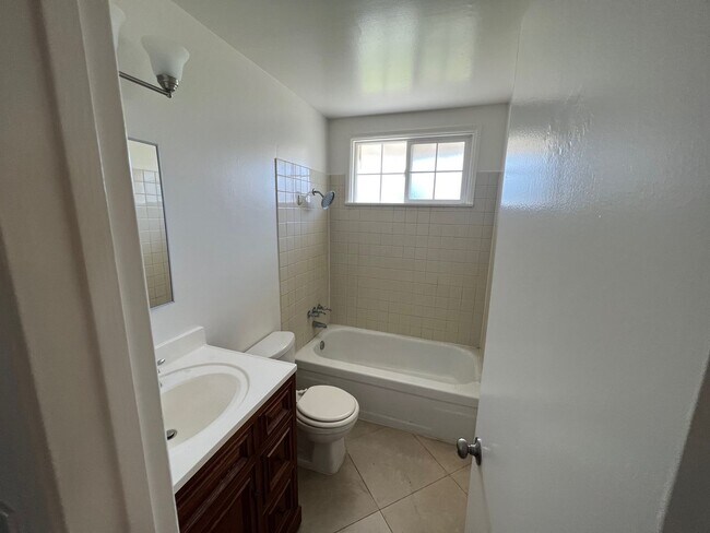 Building Photo - 3 Bed 2 Bath Home!