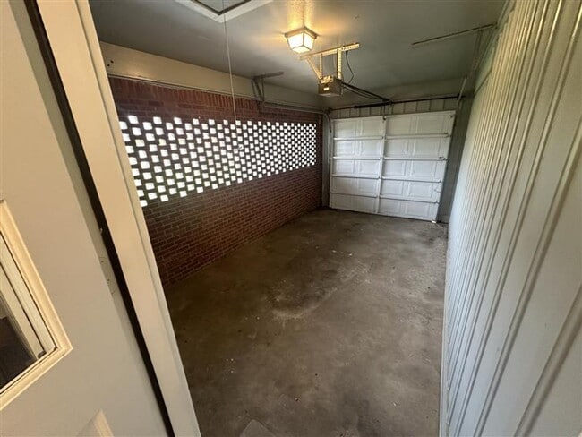 Building Photo - 2533 Chelsea Dr