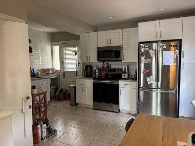 Building Photo - Thornwood Place 1253-1259