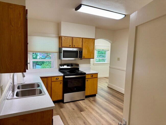 Building Photo - Two bedroom one bath brick charmer!