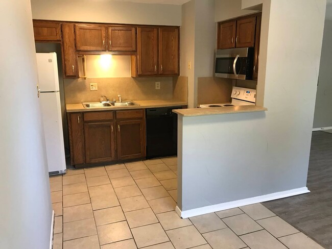 Building Photo - 118 Maple St