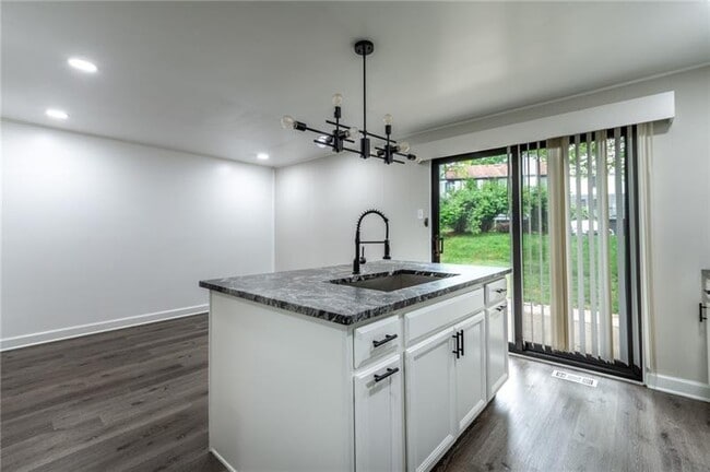 Building Photo - 107 Forest Edge Dr