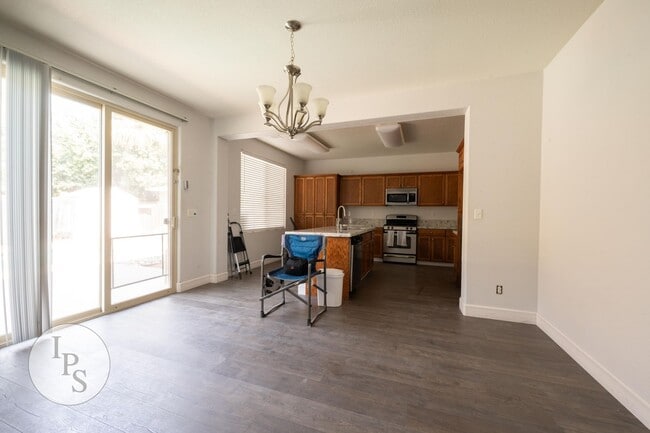 Building Photo - North Clovis Home, 4BR/3.5BA, CUSD - Lots ...