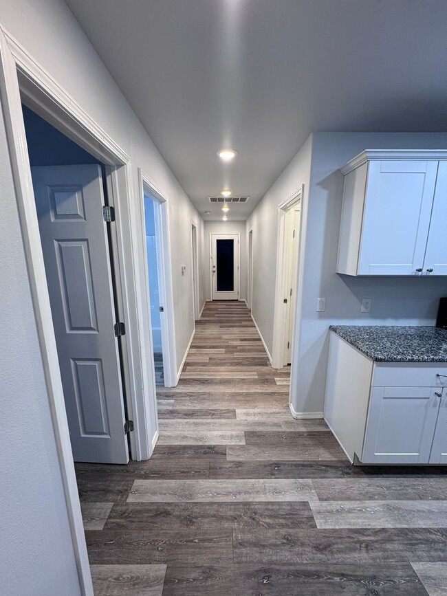 Building Photo - 1106 N Englewood Ave