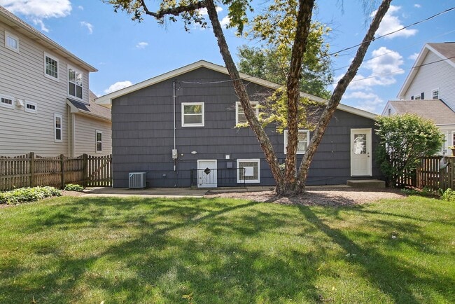 Building Photo - Arlington Heights Rental