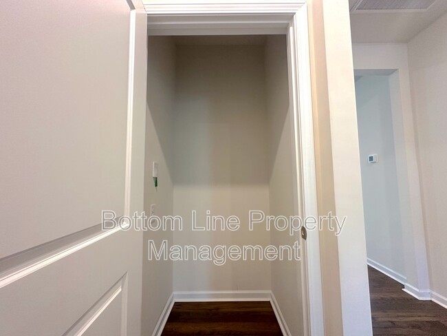 Building Photo - 211 Dogwood Crk Dr
