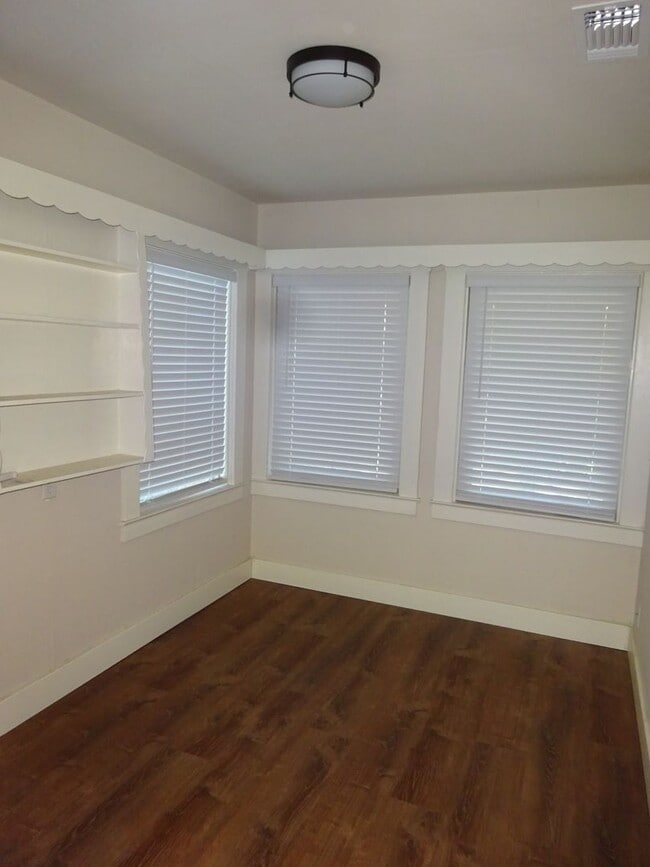 Building Photo - 2 bedroom, 1 bath in Land Park