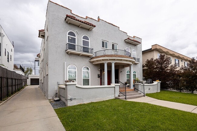 Building Photo - Bright and airy 2-bedroom 2-bath in Mid- City