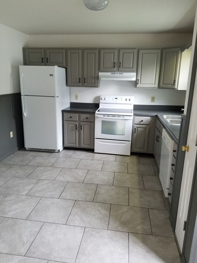 Building Photo - State College 3 bedroom duplex available August!