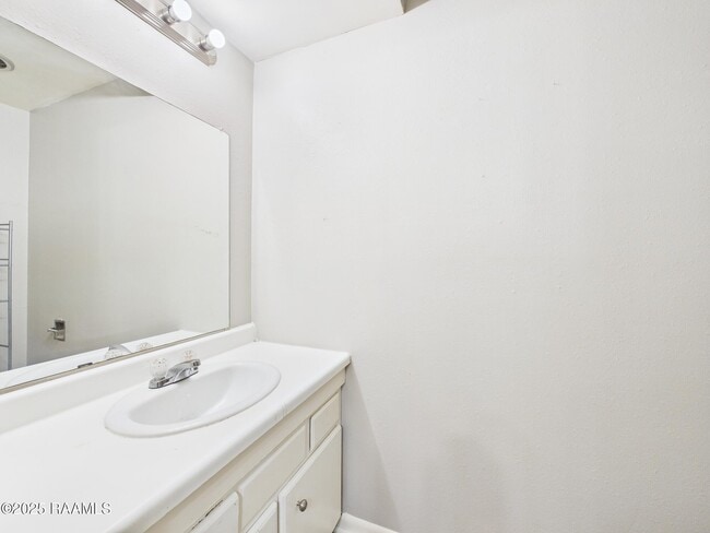 Building Photo - 511 Fox Run Ave