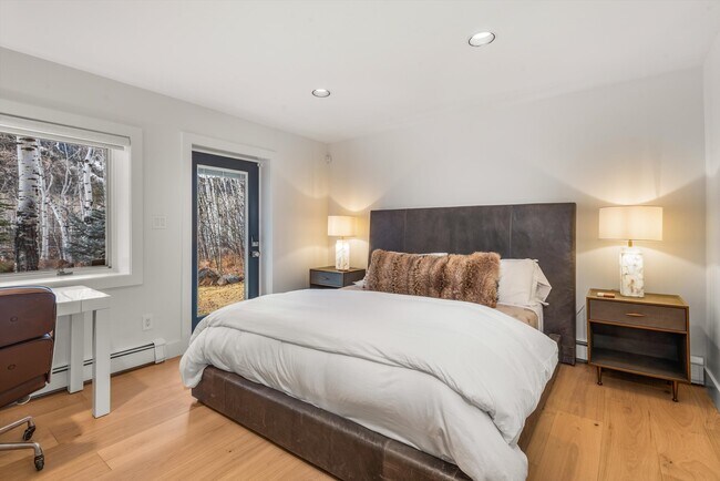 Building Photo - 262 Eastwood Rd