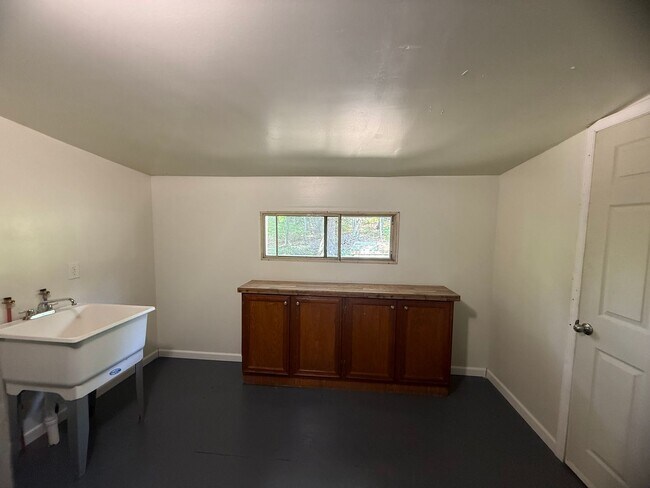 Building Photo - 1208 S Coolwell Rd