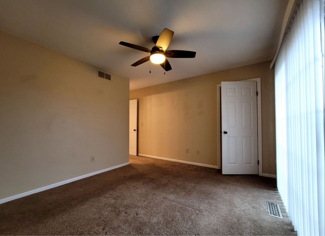 Building Photo - 2 bed 2.5 bath Townhouse condo in Butler Township