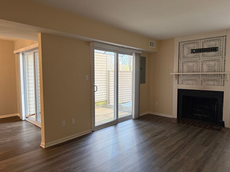 Building Photo - 82 Summer E