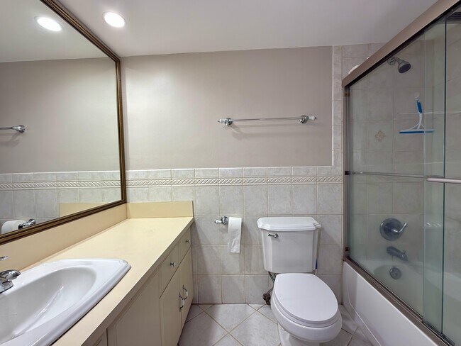 Building Photo - 3100 N Palm Aire Dr