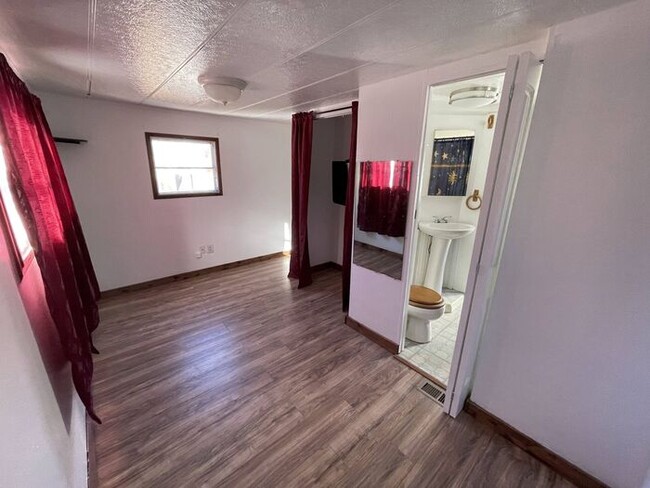 Building Photo - 3 bed/2 bath Trailer - NEW APPLIANCES, W/D...