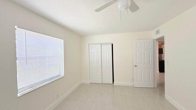 Building Photo - 607 NE 29th Dr