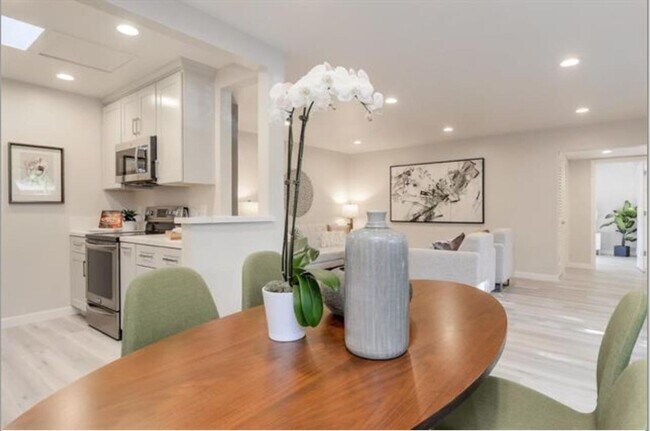 Building Photo - Furnished 1 bedroom unit with parking!