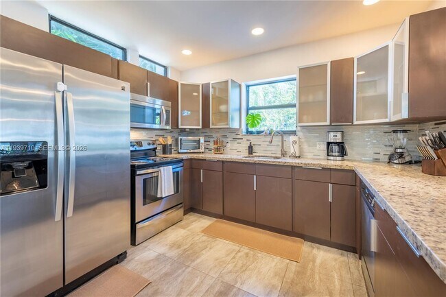 Building Photo - 1501 NE 24th St