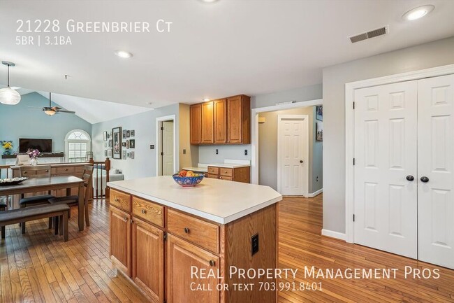 Building Photo - 21228 Greenbrier Ct