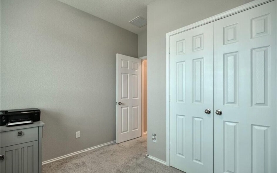 Building Photo - Room in House on Muenster Dr