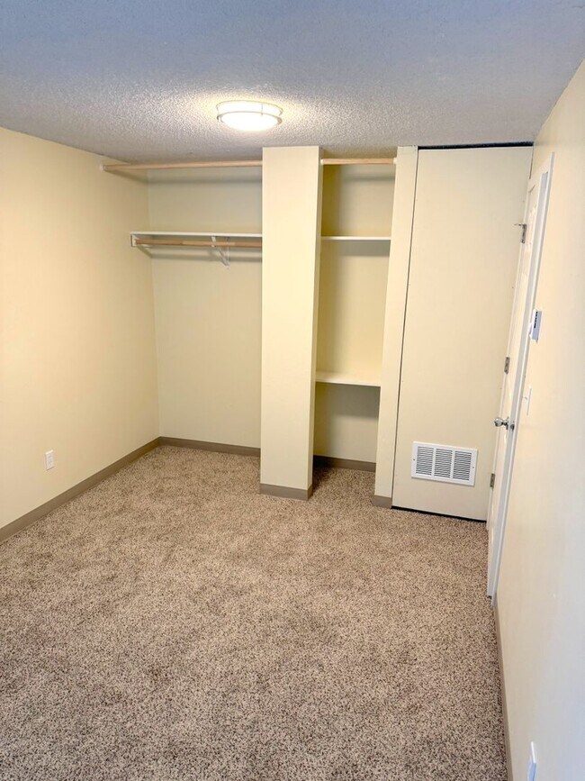 Building Photo - (946) 2780-J - Beautiful Updated 2-bedroom...