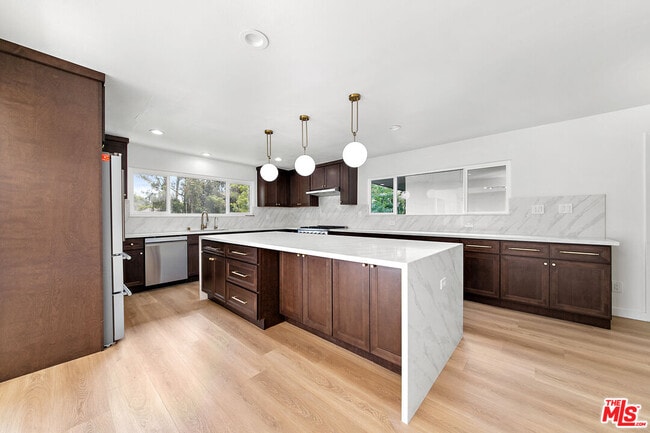 Building Photo - 656 N Bonhill Rd