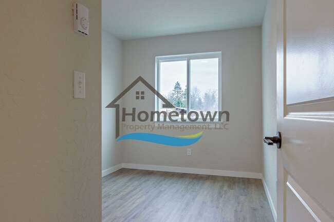 Building Photo - 3 Bedroom Home with 1.5 Bathrooms and an A...