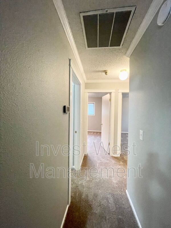 Building Photo - 6224 NW Dogwood Dr