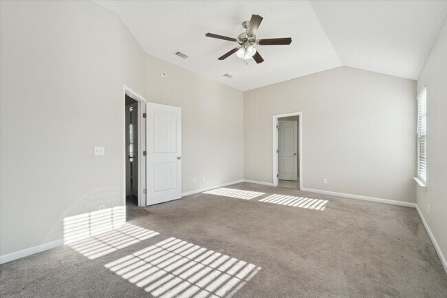 Building Photo - AVAILABLE NOW! (Pet Friendly)