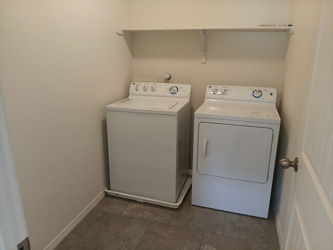 Building Photo - Spacious 3 bedroom, 2.5 bathroom home! Showings available NOW!