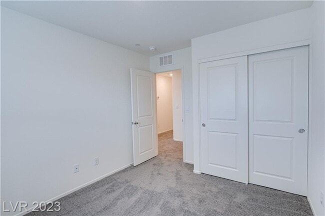 Building Photo - Modern 3-Bedroom Townhome in Highly Desire...