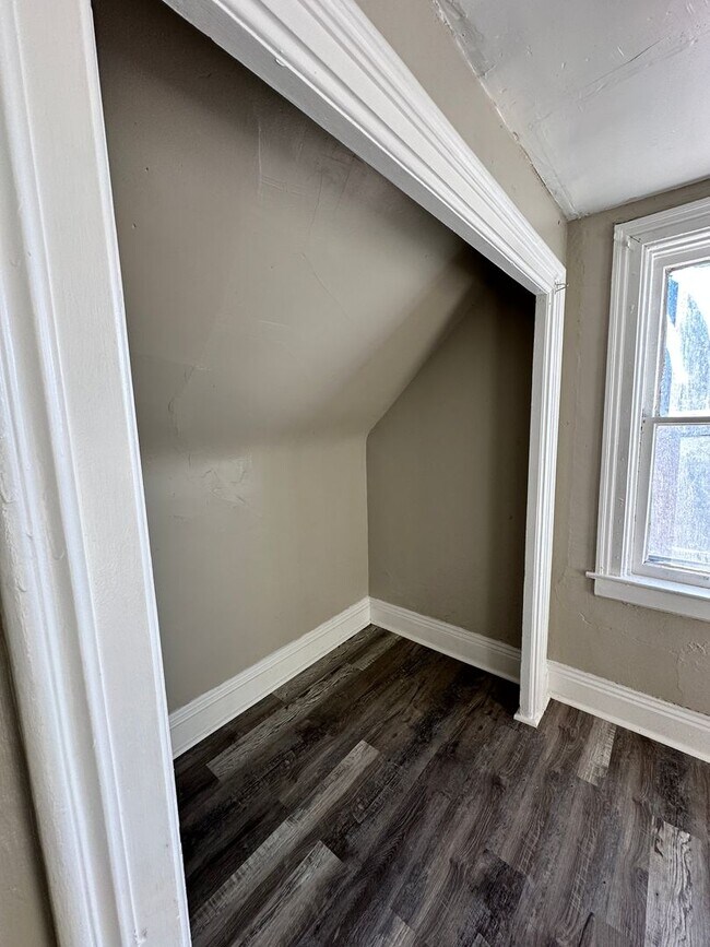 Building Photo - Spacious Single Family Home Ready for Rent in Great Neighborhood