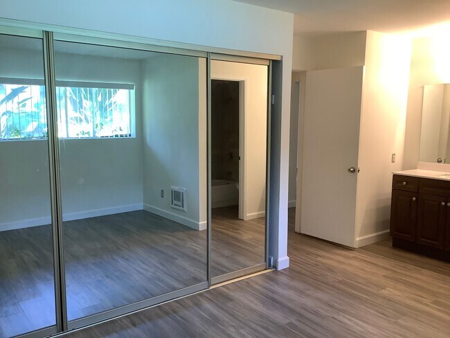 Building Photo - 2 Bedroom 2 Bath Single Story Condo in Mission Valley- Park Villas North